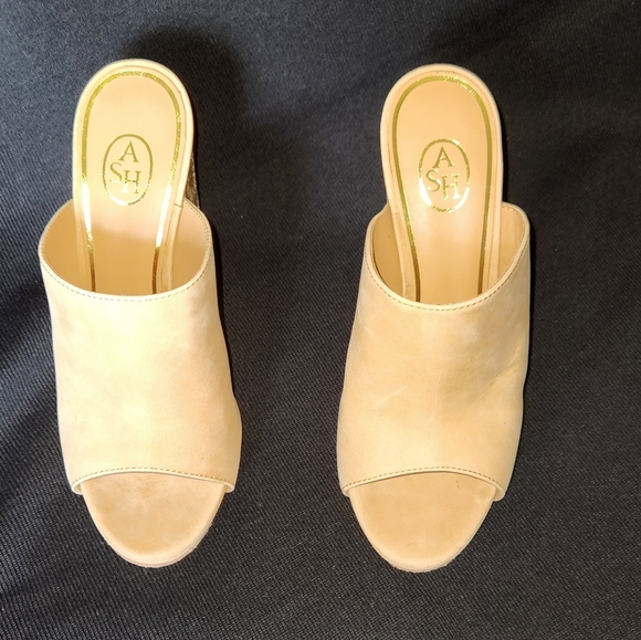 Ash Roxanne Nude Slide - Picture 2 of 8